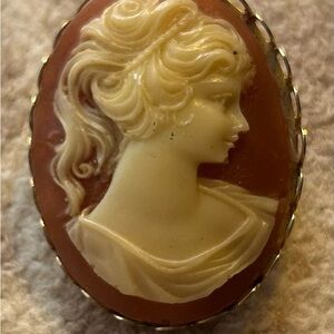 Elegant vintage Cameo Brooch in Cream and coral pink